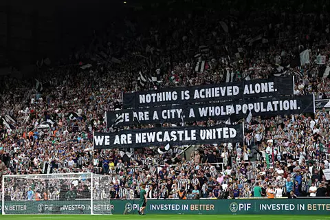 سندعو لفتح تحقيق رسمي.. بيان من نيوكاسل ضد اعتداءات الشرطة عقب مباراة مارسيليا